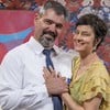 Juliano Cazarré posa com Claudia Missura em cenário da novela Volta por Cima, da Globo