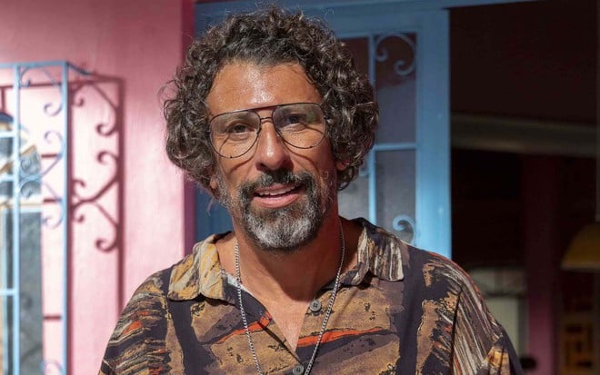 Milhem Cortaz como Osmar na novela Volta por Cima - BEATRIZ DAMY/TV GLOBO