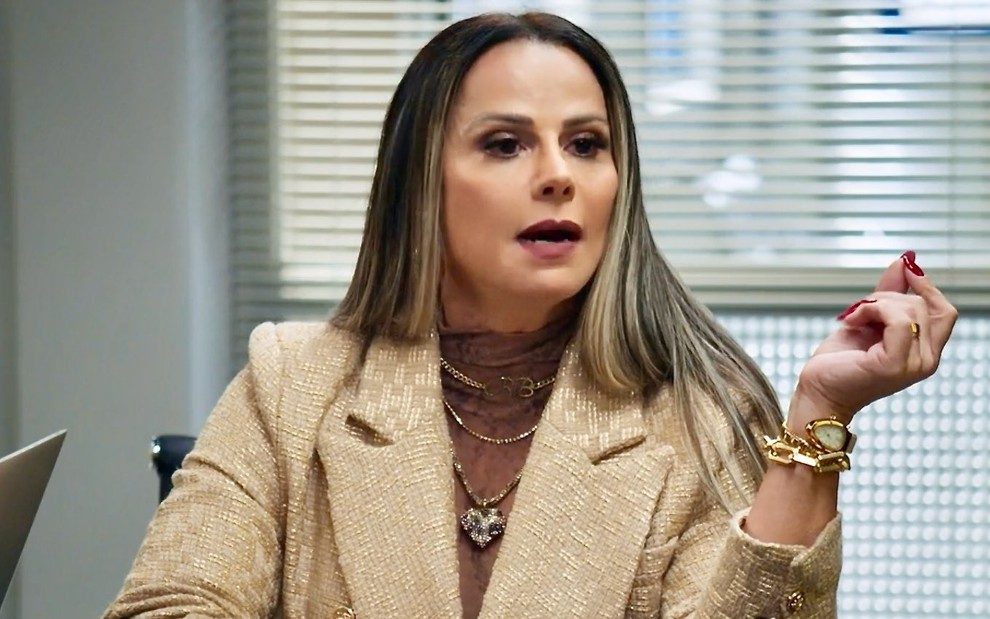 A atriz Viviane Araujo está caracterizada como Rosana em cena da novela Volta por Cima como Rosana