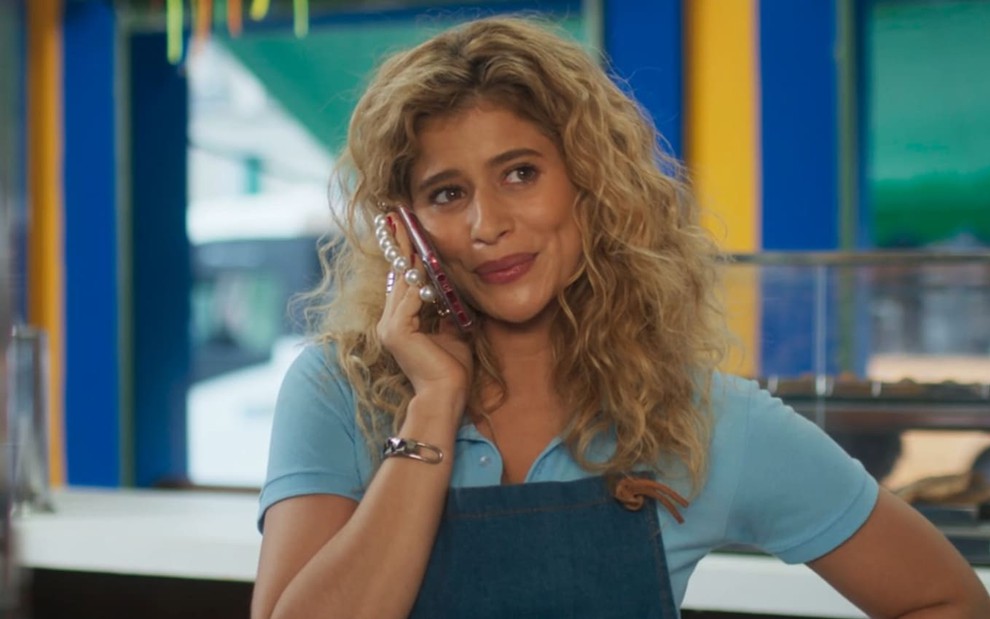Isadora Cruz caracterizada como Roxelle; ela está séria em cena de Volta por Cima