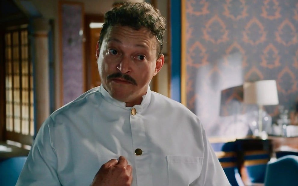 O ator Fabio Lago está com uniforme de mordomo em cena da novela Volta por Cima como Sebastian