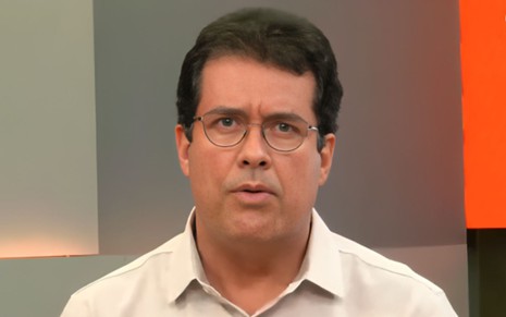 André Trigueiro com expressão séria do Estúdio i, da GloboNews