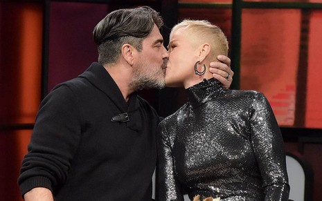 Junno Andrade beija Xuxa Meneghel na boca no programa Sobre Nós Dois