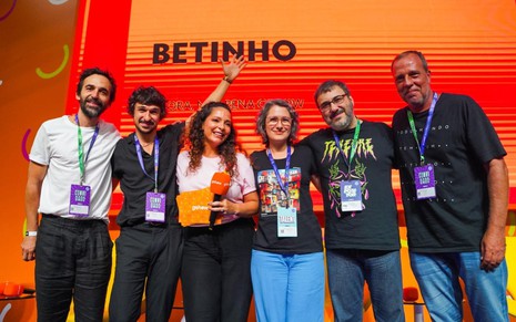 Julio Andrade, Ravel Andrade e Maria Beltrão posam com equipe da série Betinho: No Fio da Navalha
