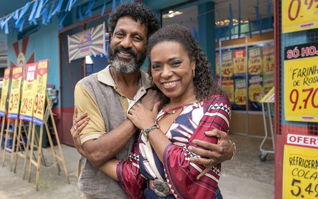 Luis Miranda e Vilma Melo posam em cenário da série Encantado's, caracterizados como Eraldo e Olímpia