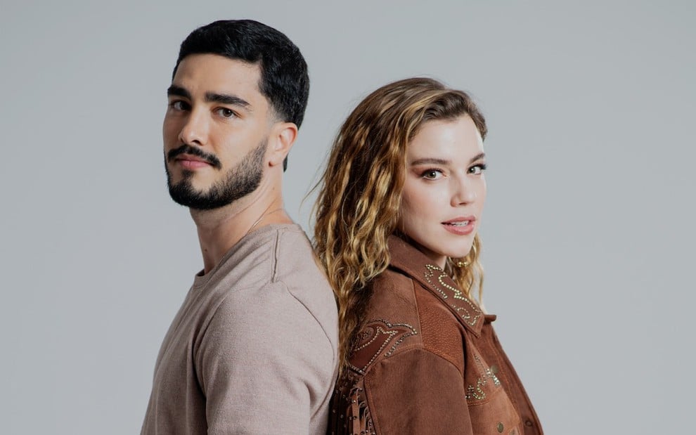 Leonardo Bittencourt e Alice Wegmann posam caracterizados como Cauã e Raíssa da série Rensga Hits!