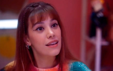 Caroline Dallarosa com expressão séria em cena como Marina no filme Tá Escrito (2023)