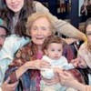 Enzo, Sophia e Luca, filhos de Claudia Raia com Glória Menezes; ela está em uma cadeira de rodas