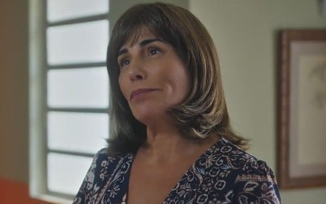 Gloria Pires com expressão feliz em cena como Irene na novela Terra e Paixão