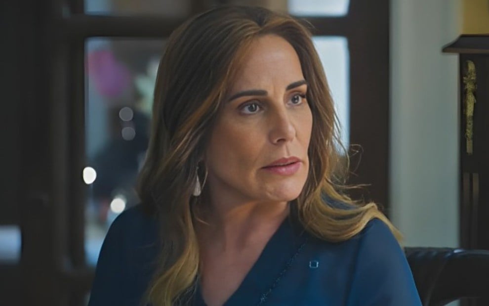 Gloria Pires com expressão séria em cena como Irene na novela Terra e Paixão