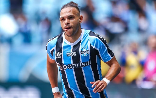 Braithwaite, do Grêmio, veste uniforme listrado em azul, branco e preto durante partida da equipe