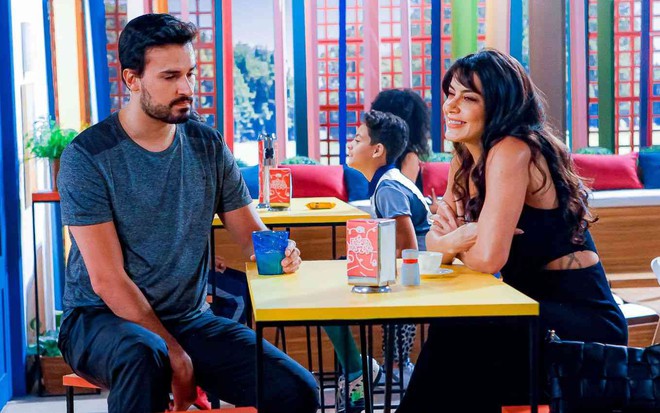 Mini (Guilherme Faria) conversa com Telma (Lis Luciddi) na novela A Infância de Romeu e Julieta