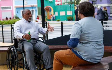 Leandro (Guilherme Sant'Anna) está em cadeira de rodas e conversa com Bassânio (Lucas Salles)