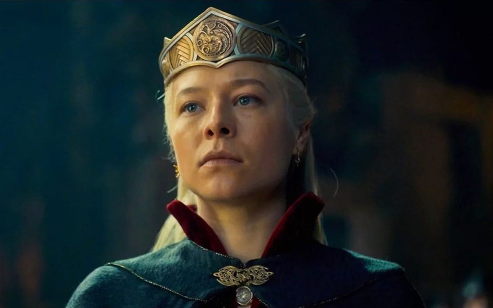 Emma D'Arcy tem expressão sóbia, com uma coroa na cabeça, em cena de House of the Dragon