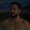 Marisa Abela (de costas) e Kit Harington estão em uma piscina; ele parece estar nu