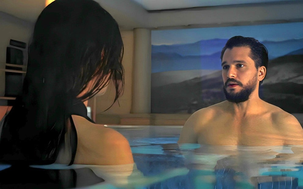 Marisa Abela (de costas) e Kit Harington estão em uma piscina; ele parece estar nu