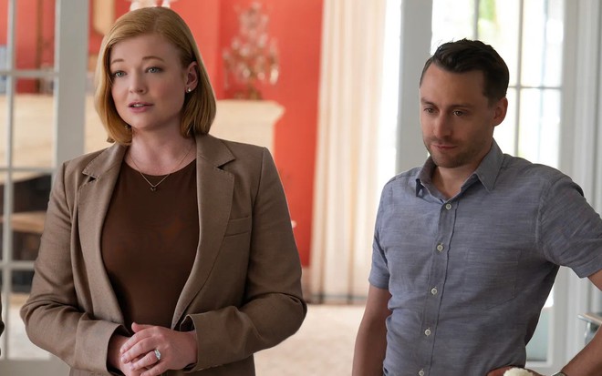 Sarah Snook e Kieran Culkin têm expressões sérias em cena da quarta temporada de Succession