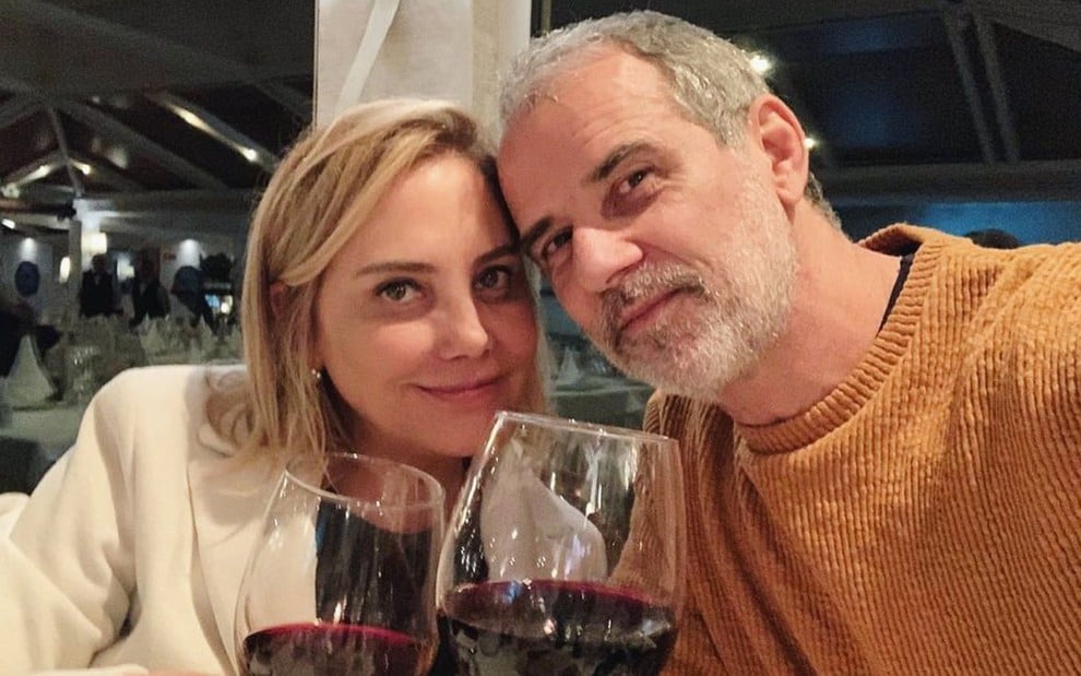 Heloisa Périssé e Mauro Farias brindam com vinho e posam para foto