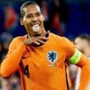 Virgil van Dijk, da Holanda, comemora gol e veste uniforme laranja durante partida da seleção