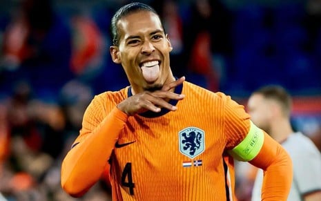 Virgil van Dijk, da Holanda, comemora gol e veste uniforme laranja durante partida da seleção