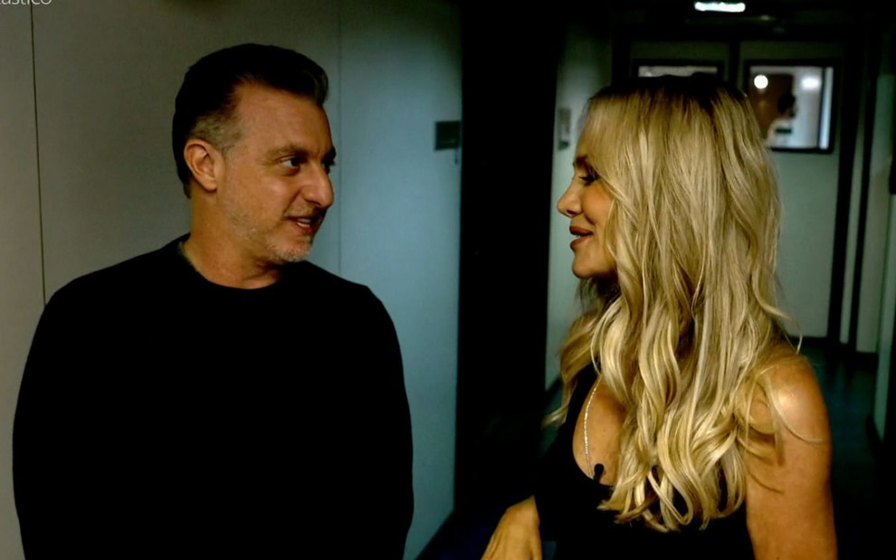 Huck conversa com Eliana nos bastidores dos Estúdios Globo, no Rio de Janeiro