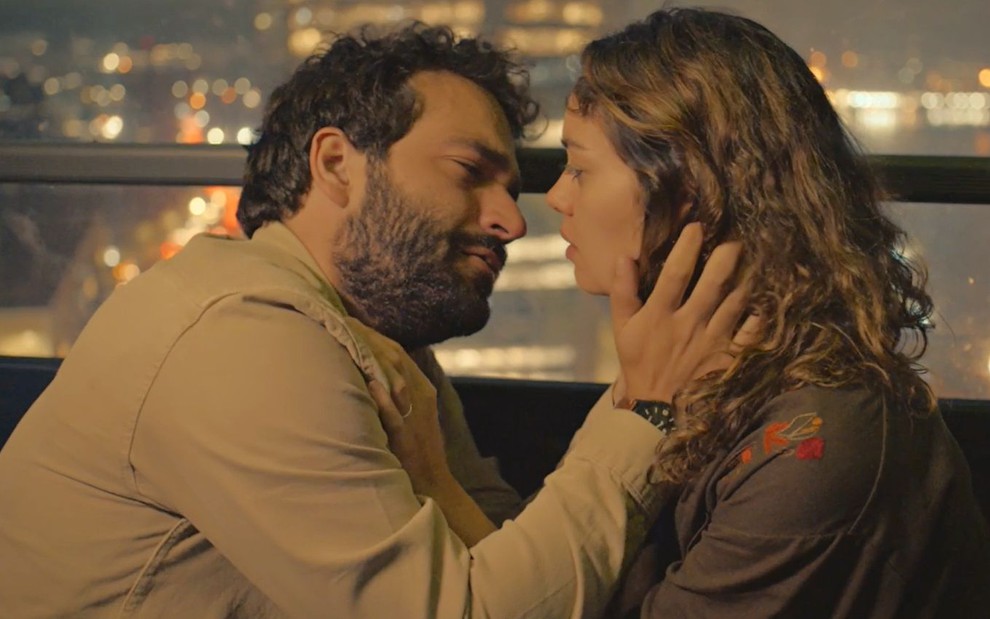 Rafael (Humberto Carrão) prestes a beijar Maíra (Sophie Charlotte) em cena da novela Todas as Flores