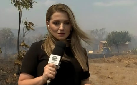 A jornalista Ianara Garcia ao vivo no Jornal Hoje de uma área devastada pelo fogo