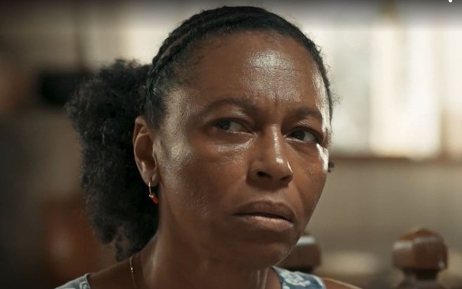 Em cena de Renascer, Edvana Carvalho está com a expressão séria