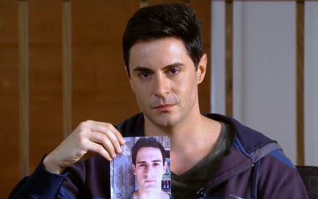 Inácio (Ricardo Tozzi) segura uma foto nas mãos em cena da novela Cheias de Charme