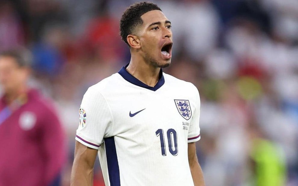 Bellingham, da Inglaterra, veste uniforme branco com detalhes azuis durante partida da seleção