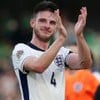 Declan Rice, da Inglaterra, veste uniforme branco com detalhes azuis durante partida da seleção