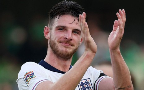 Declan Rice, da Inglaterra, veste uniforme branco com detalhes azuis durante partida da seleção