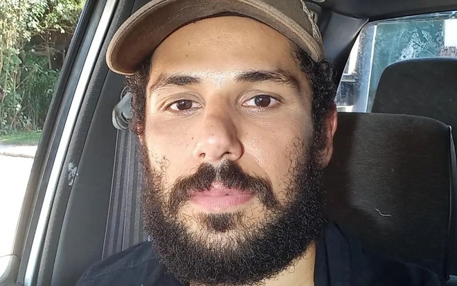 Amaury Lorenzo de boné em selfie tirada dentro do carro