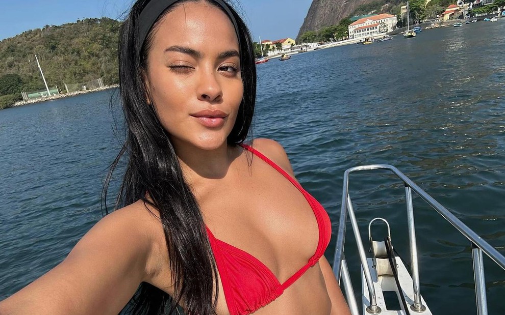 Bella Campos posa de biquíni vermelho para selfie