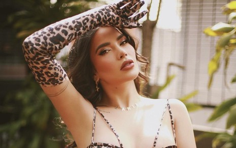 Com roupa com estampa de onça, Dania Mendez faz carão em foto de seu Instagram