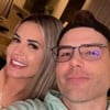 Deolane Bezerra posa sorridente com Luiz Bacci