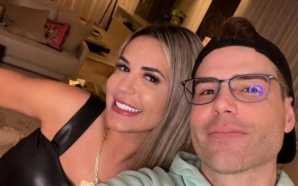 Deolane Bezerra posa sorridente com Luiz Bacci