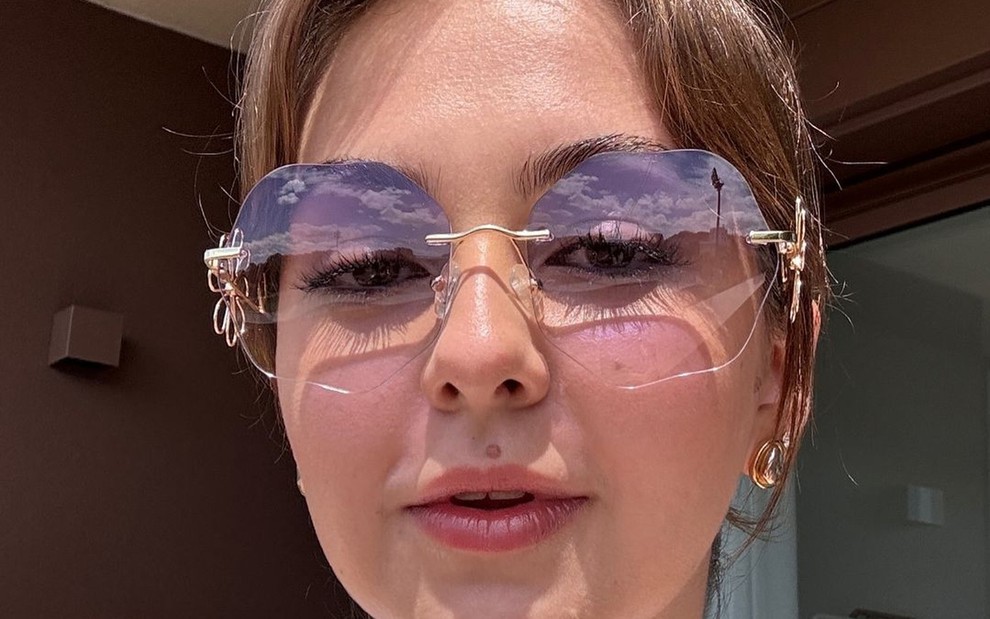 Klara Castanho de óculos em foto do Instagram