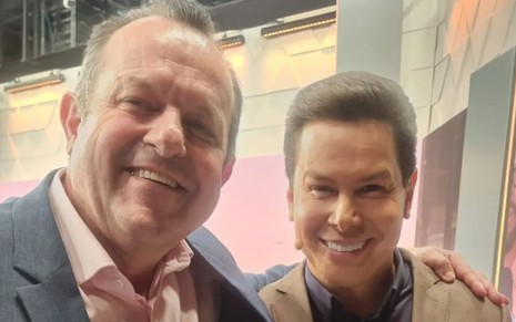 Mauro Lissoni posa com Marcão do Povo em estúdio do SBT
