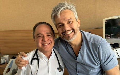 Otaviano Costa posa sorridente com o cardiologista Roberto Kalil