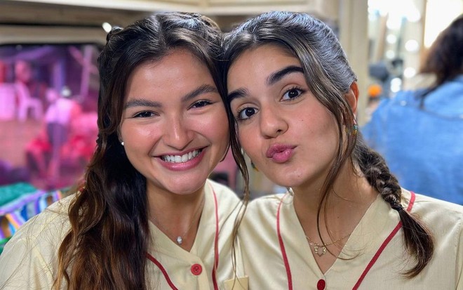 Bárbara Maia e Maitê Padilha posam para foto nos bastidores das filmagens de Tudo por um Pop Star 2