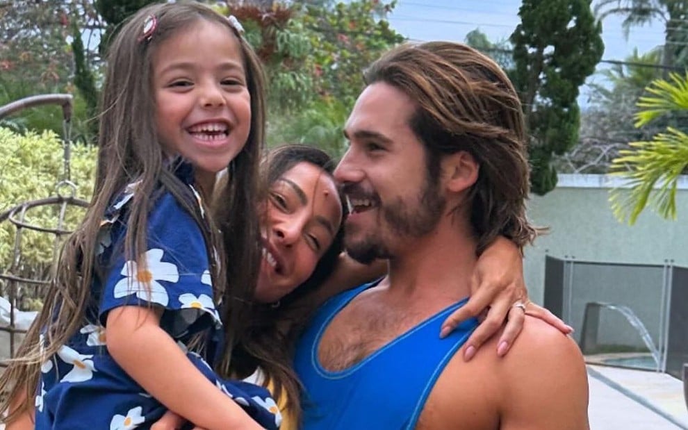 Sabrina Sato e Nicolas Prattes posam sorridentes com Zoe