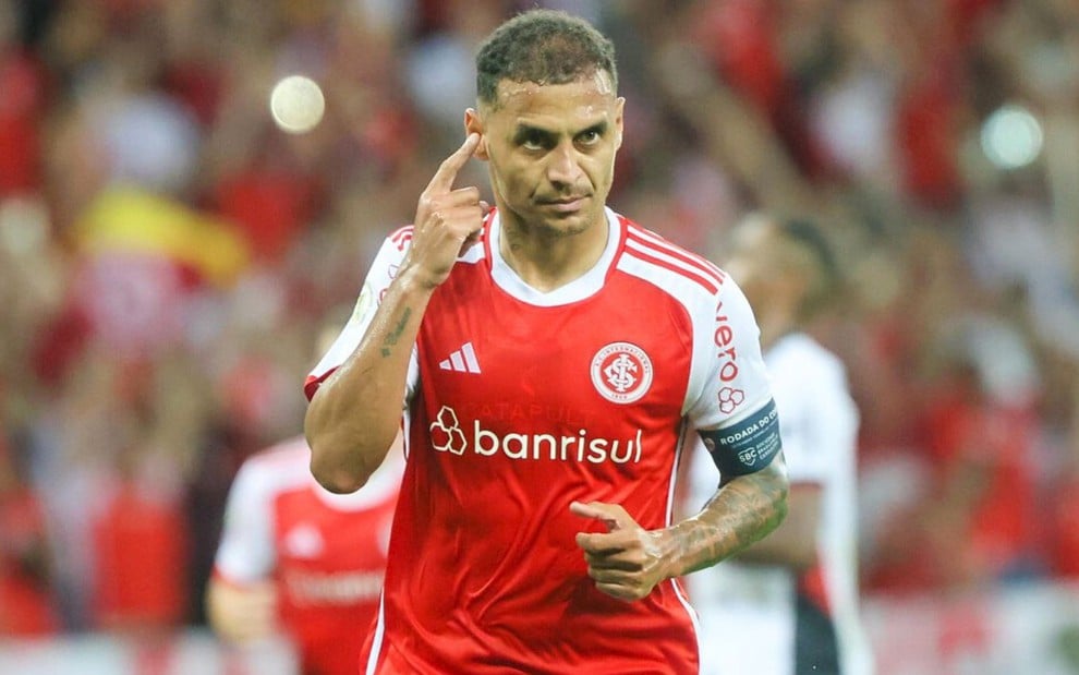 Alan Patrick, do Internacional, veste uniforme vermelho com detalhes brancos durante partida