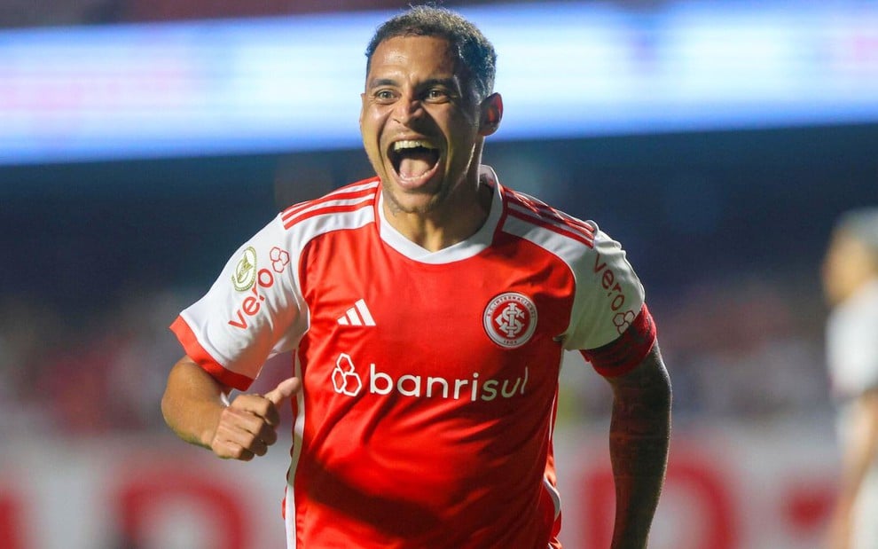 Alan Patrick, do Internacional, comemora gol e veste uniforme vermelho com detalhes brancos