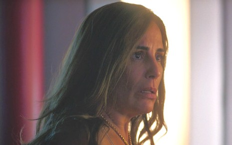 Gloria Pires com expressão séria em cena como Irene na novela Terra e Paixão