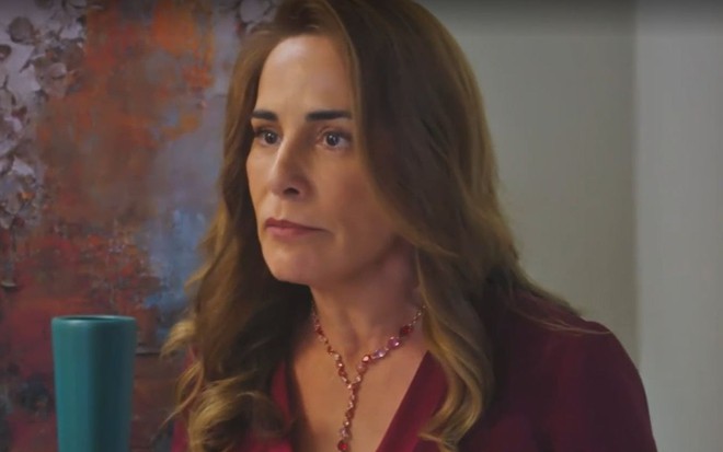 Em cena de Terra e Paixão, Gloria Pires está falando com alguém de forma agressiva