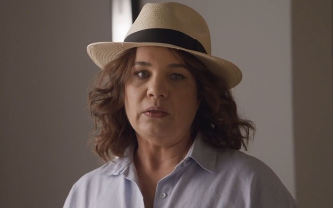 Isabel Teixeira com expressão séria na novela Elas por Elas