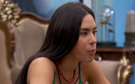 Isabelle Nogueira com expressão séria no BBB 24