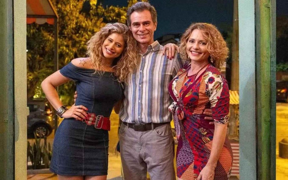 Isadora Cruz, João Vitti e Rita Guedes sorrindo, lado a lado, abraçados, caracterizados como seus personagens em Volta por Cima