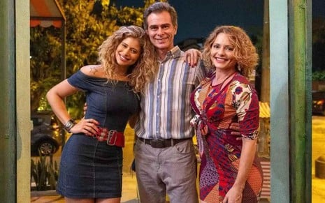 Isadora Cruz posa com João Vitti e Rita Guedes nos bastidores da novela Volta por Cima, da Globo